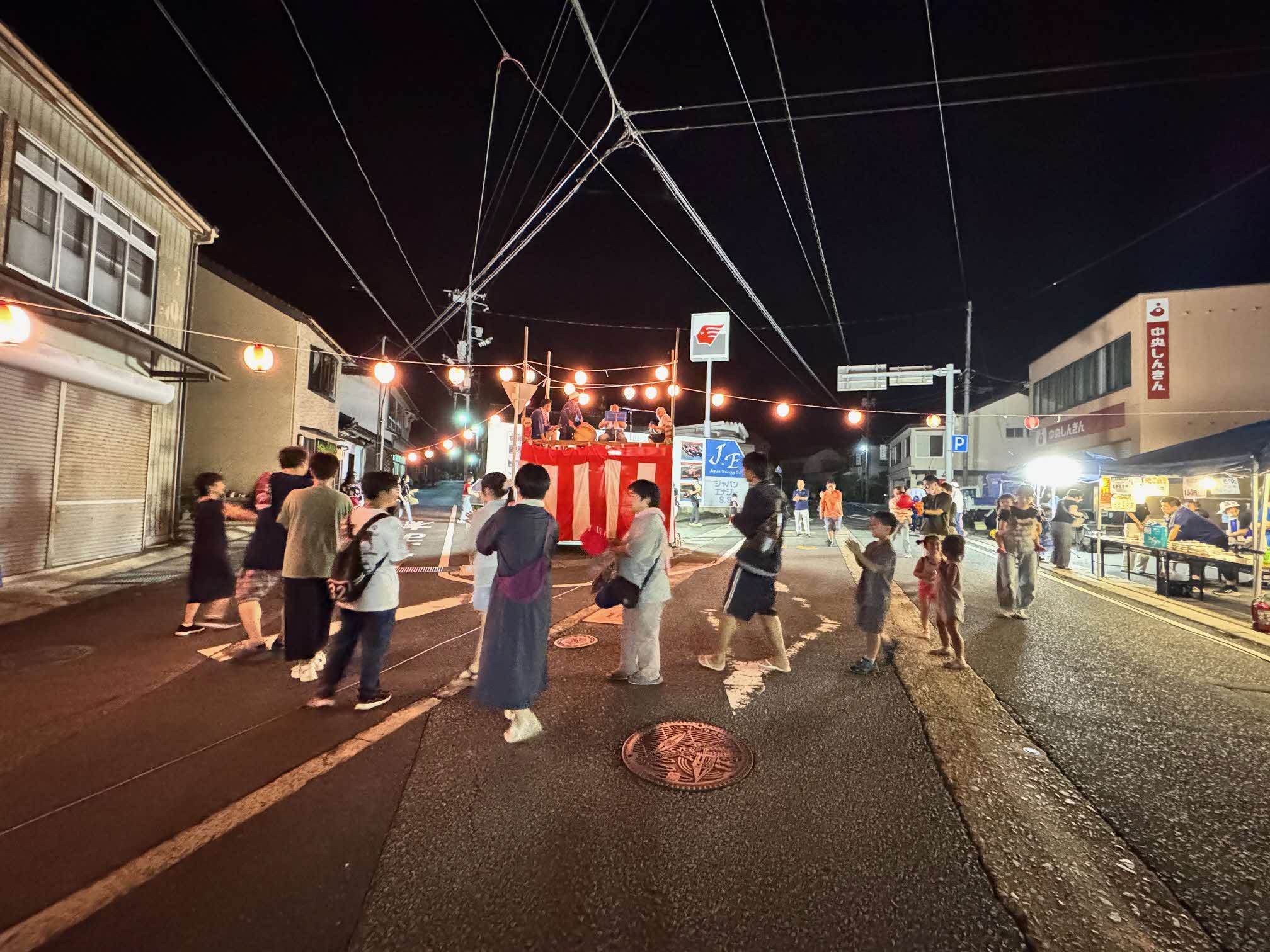 提灯の明かりに包まれた粕渕五差路の盆踊り会場